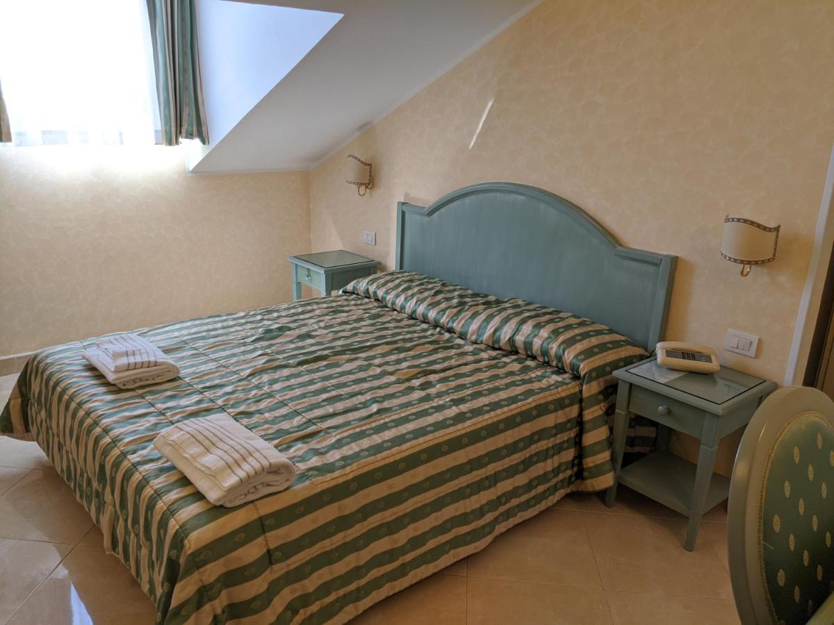 Hotel Riviera 3 Stelle Con Piscina Estiva Gratuita E Garage A Pagamento สโปตัวร์โน ภายนอก รูปภาพ