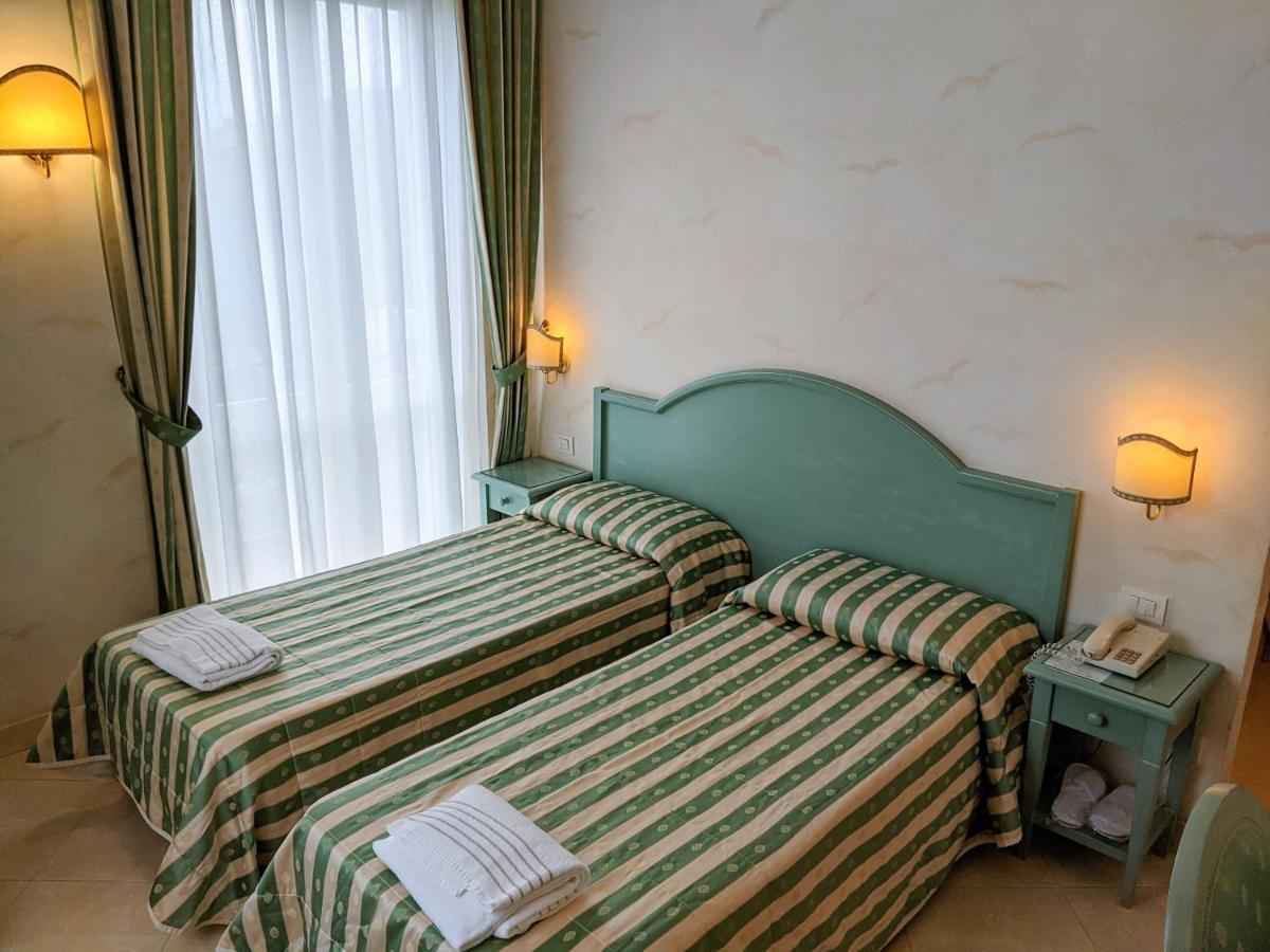Hotel Riviera 3 Stelle Con Piscina Estiva Gratuita E Garage A Pagamento สโปตัวร์โน ภายนอก รูปภาพ