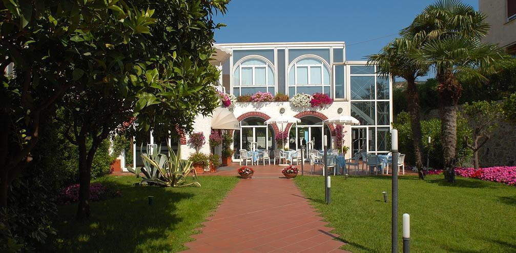 Hotel Riviera 3 Stelle Con Piscina Estiva Gratuita E Garage A Pagamento สโปตัวร์โน ภายนอก รูปภาพ