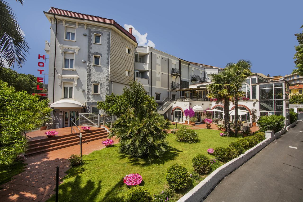 Hotel Riviera 3 Stelle Con Piscina Estiva Gratuita E Garage A Pagamento สโปตัวร์โน ภายนอก รูปภาพ